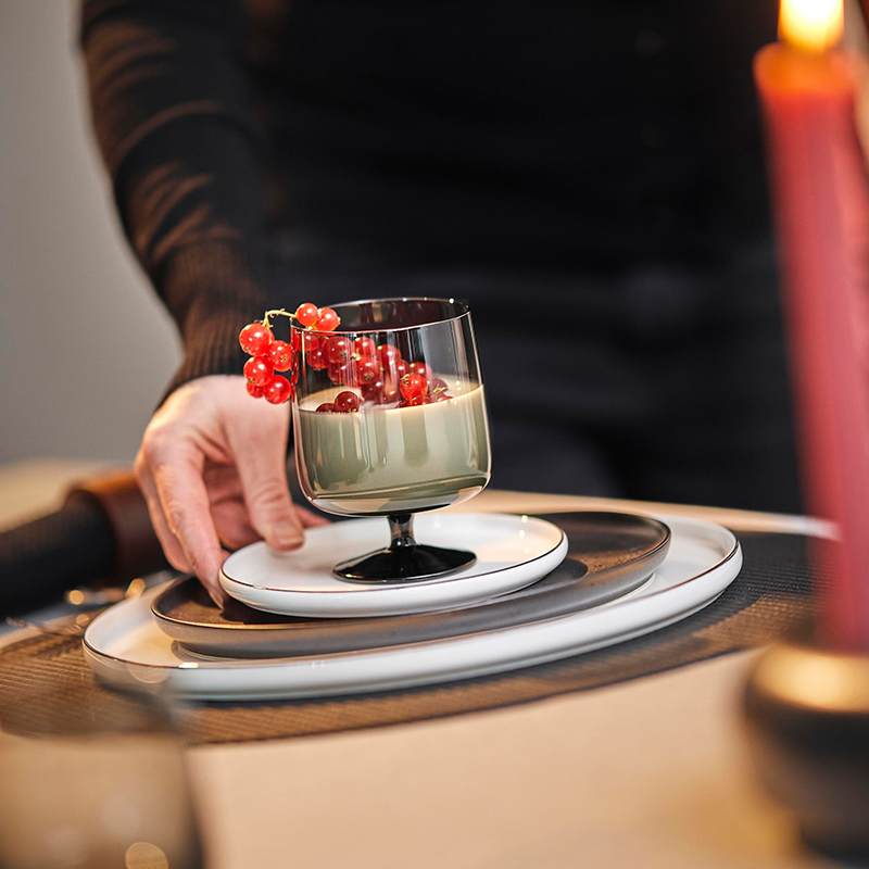 Lágt glas á fæti steingrátt