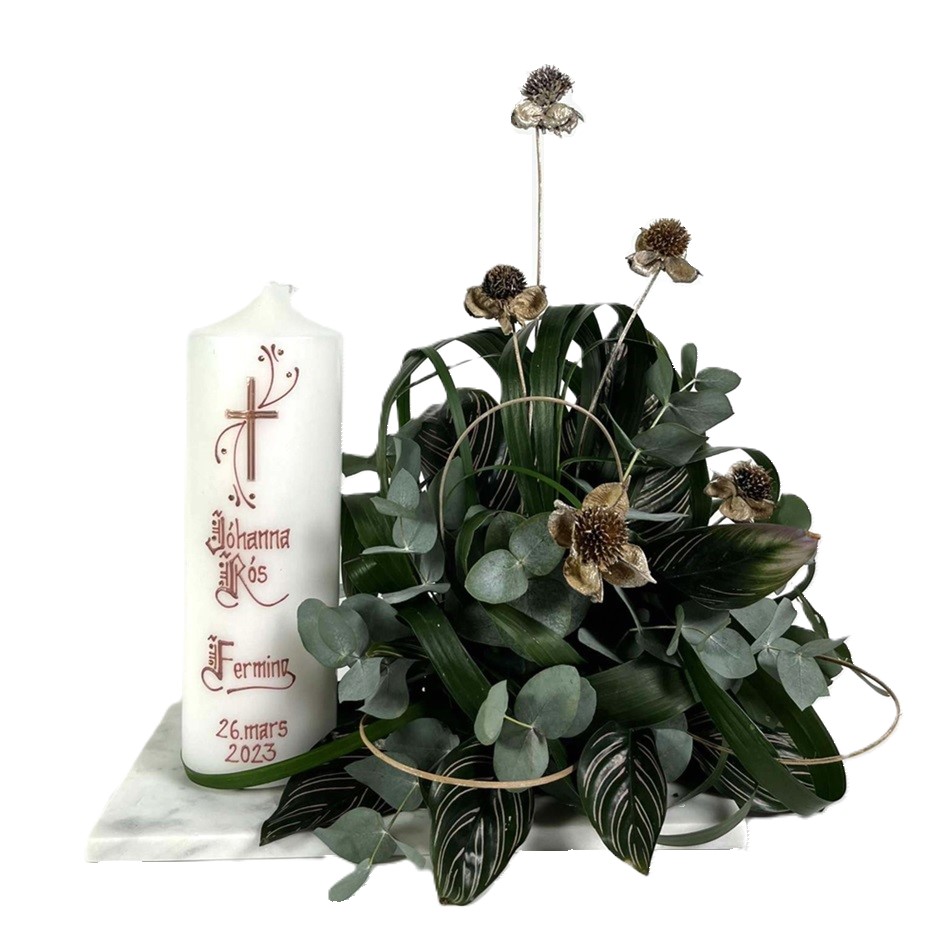 Blómaskreyting á marmarabakka án kertis